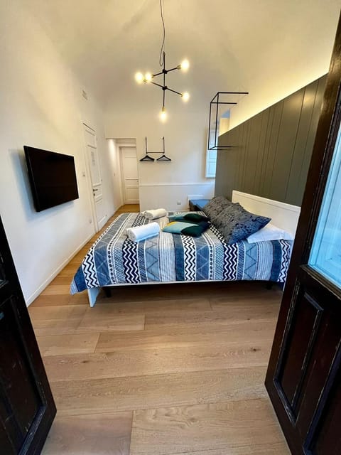 Bed, TV and multimedia, Photo of the whole room, Bedroom, furniture, minibar, towels