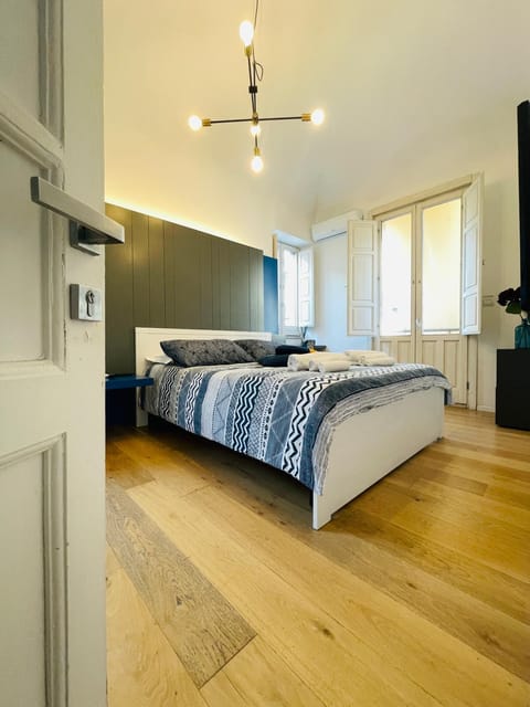 Bed, Balcony/Terrace, Photo of the whole room, Bedroom, minibar, soundproof, air conditioner