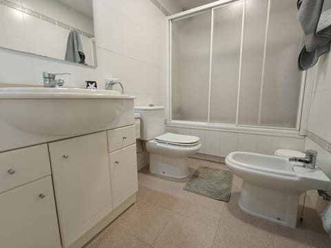 Shower, Bathroom, Bath, bidet, towels