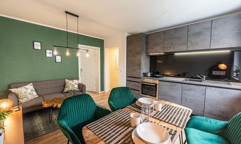 Kitchen or kitchenette, Living room, Seating area, Dining area