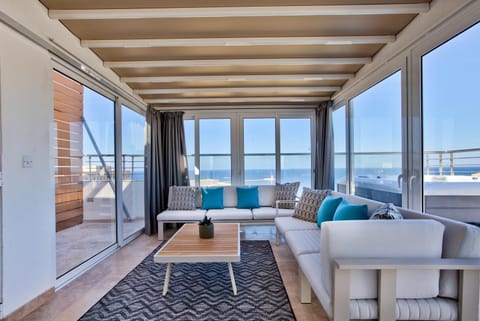 Patio, View (from property/room), Balcony/Terrace, Living room, Seating area