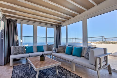 Patio, View (from property/room), Balcony/Terrace, Living room, Seating area, Sea view