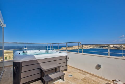 Hot Tub, Balcony/Terrace, Swimming pool