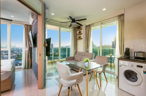Property building, View (from property/room), Balcony/Terrace, Living room, Photo of the whole room, City view, Mountain view, Street view, washing machine