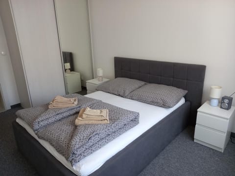 Bed, Photo of the whole room, Bedroom, towels