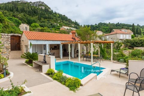 Property building, Day, Natural landscape, Pool view, Swimming pool