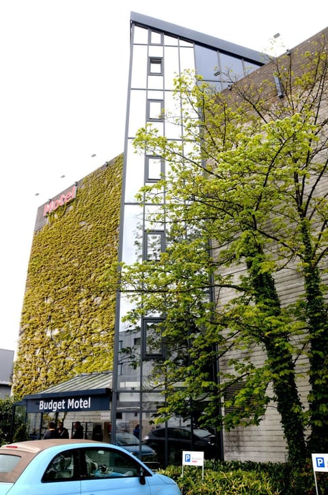 Facade/entrance, Spring