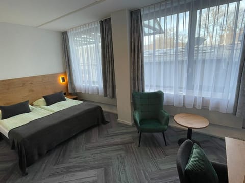 Bed, Photo of the whole room, Seating area
