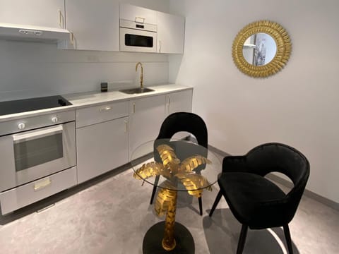 Kitchen or kitchenette, Dining area