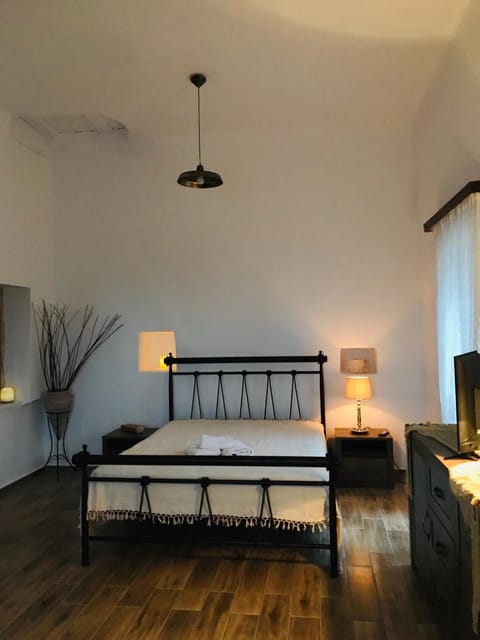 Photo of the whole room, Seating area, Bedroom