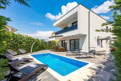Property building, Swimming pool, sunbed