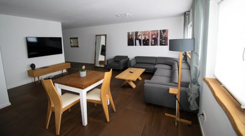 TV and multimedia, Living room, Seating area, Dining area