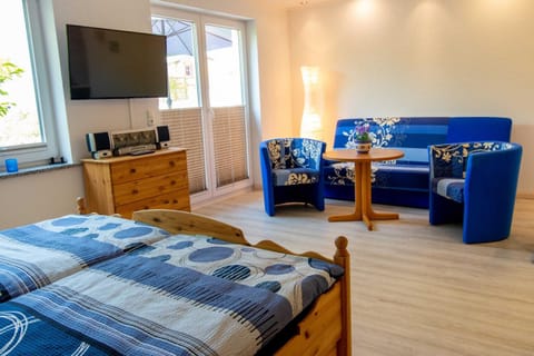 Bed, TV and multimedia, Living room, Photo of the whole room, Seating area, Bedroom