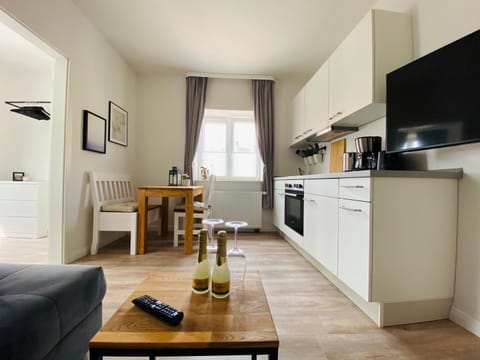 TV and multimedia, Kitchen or kitchenette, Living room, Seating area, Dining area