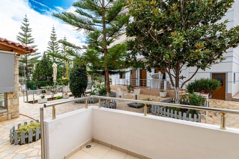 Property building, Spring, Day, Garden, View (from property/room), Balcony/Terrace, Garden view