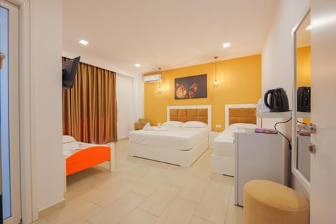 Bed, TV and multimedia, Photo of the whole room, Bedroom