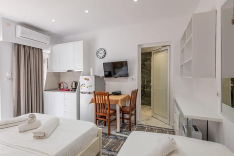 Bed, TV and multimedia, Kitchen or kitchenette, Photo of the whole room, Bedroom, towels, air conditioner