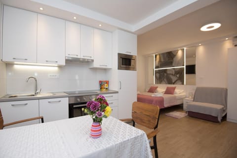 Kitchen or kitchenette, Dining area, Communal kitchen