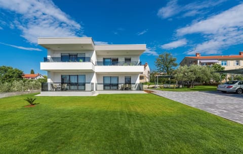 Property building, Day, Garden, Garden view, Parking
