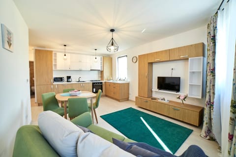 TV and multimedia, Kitchen or kitchenette, Living room, Seating area, Dining area