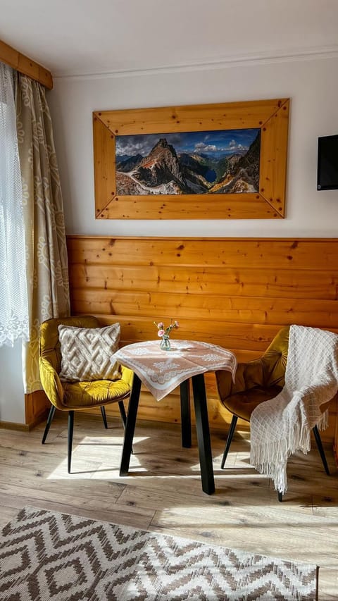 Photo of the whole room, Seating area