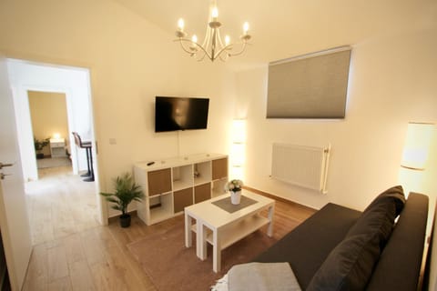 TV and multimedia, Living room, Seating area, Evening entertainment