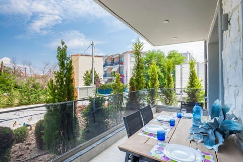 Property building, View (from property/room), Balcony/Terrace, Dining area, Garden view