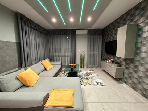 Bed, TV and multimedia, Balcony/Terrace, Living room, Photo of the whole room, Seating area, air conditioner