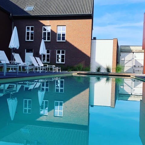 Property building, Day, Pool view, Swimming pool, sunbed