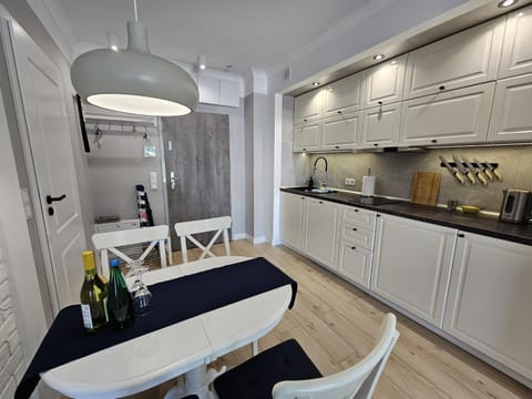 Kitchen or kitchenette, Dining area, Breakfast