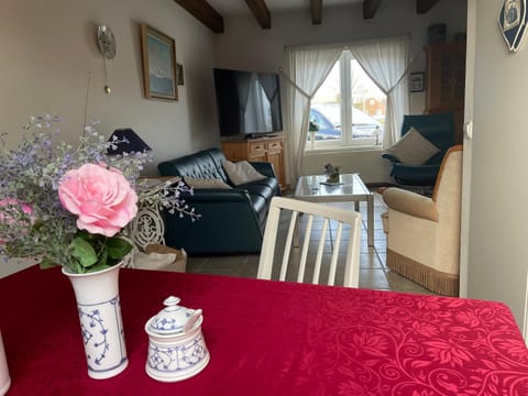 TV and multimedia, Living room, Seating area, Dining area