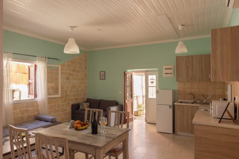 Kitchen or kitchenette, Living room, Seating area, Dining area, minibar