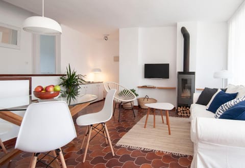 Communal lounge/ TV room, TV and multimedia, Living room, Seating area, Dining area