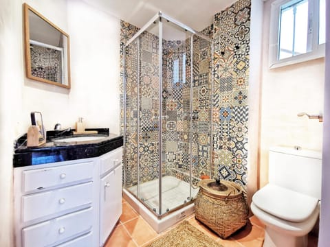 Shower, Toilet, Bathroom, towels