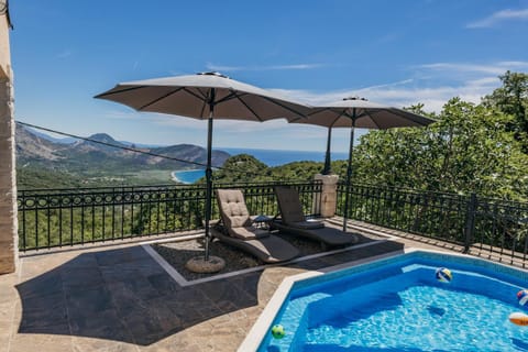 Mountain view, Pool view, Swimming pool, sunbed