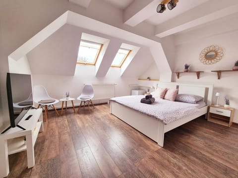 Bed, TV and multimedia, Photo of the whole room, Seating area, Bedroom