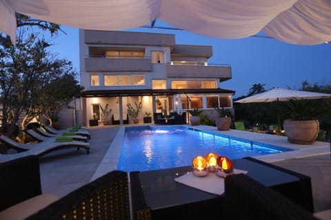 Holiday Home Villa Di Villa in Okrug Gornji