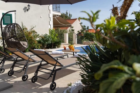 Patio, Swimming pool, Drinks