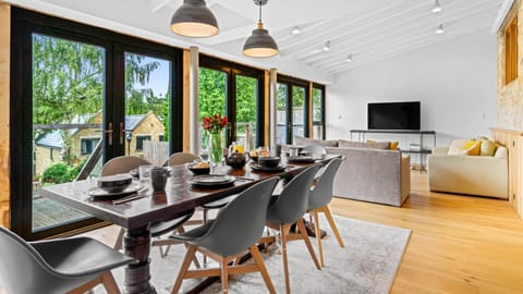 TV and multimedia, Seating area, Dining area, Garden view