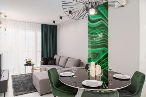 Living room, Food and drinks, Decorative detail, Seating area, Dining area, Family