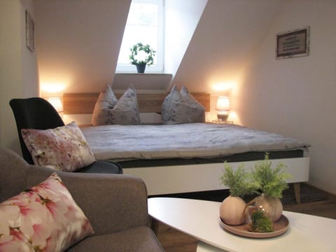 Bed, Living room, Photo of the whole room, Decorative detail, Seating area