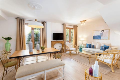 TV and multimedia, Living room, Seating area, Dining area