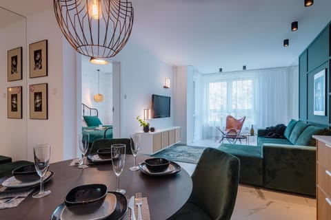 TV and multimedia, Living room, Photo of the whole room, Decorative detail, Seating area, Dining area, Food, Family