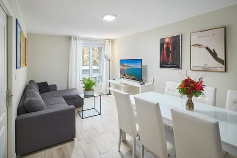 Communal lounge/ TV room, TV and multimedia, Living room, Seating area, Dining area