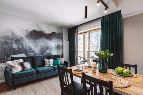 Living room, Food and drinks, Dining area, Food