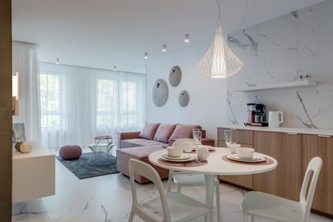 Coffee/tea facilities, Kitchen or kitchenette, Living room, Decorative detail, Seating area, Dining area