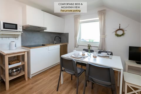 TV and multimedia, Kitchen or kitchenette, Dining area, oven, stove