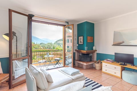 TV and multimedia, Seating area, Lake view, Mountain view