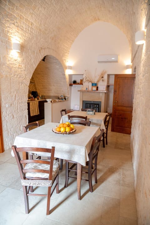 Kitchen or kitchenette, Food and drinks, Seating area, Dining area, stove
