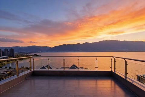 Natural landscape, View (from property/room), Balcony/Terrace, Lake view, Mountain view, Sunset